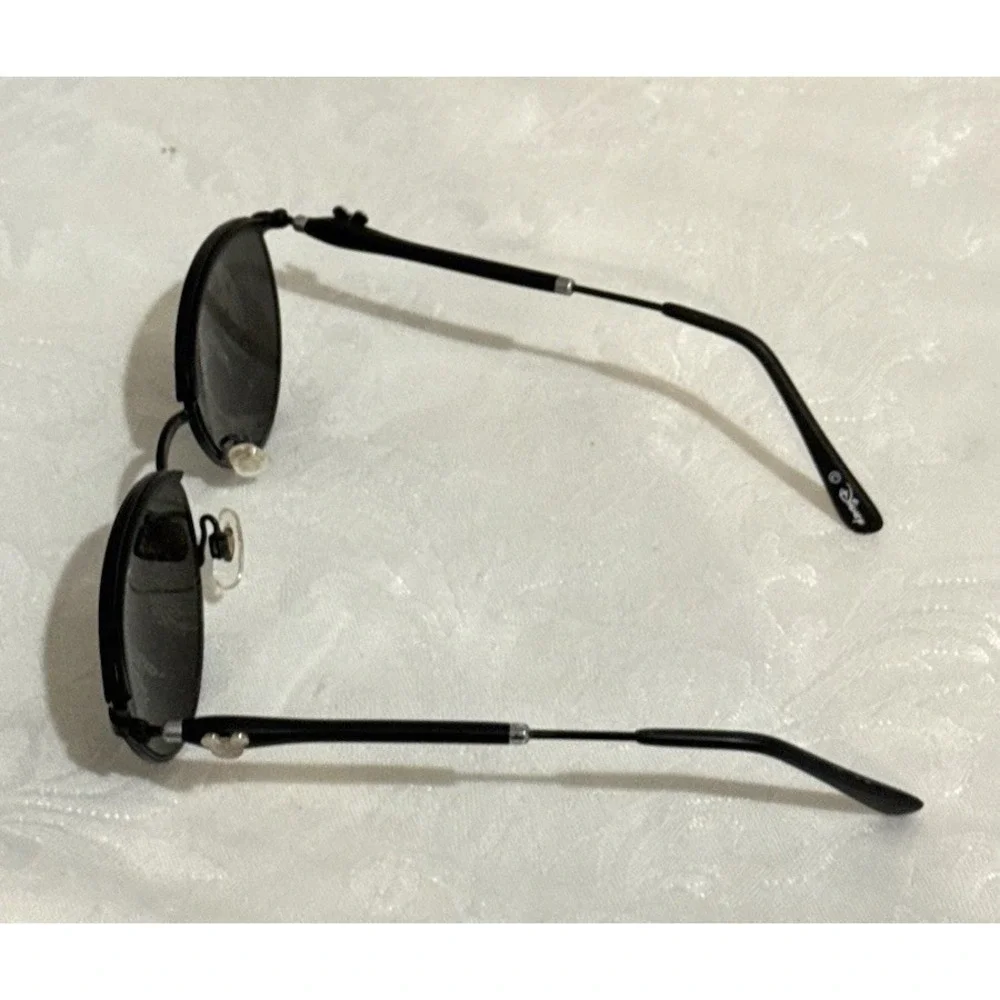 Disney‎ sunglasses feature Mickey Mouse silhouette on temple Black (Small/Kids)
